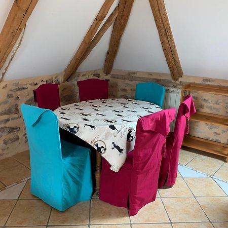 Cafe De La Place Gite & Chambres D'Hotes "Lou Pastre" Lanuejols  Bagian luar foto