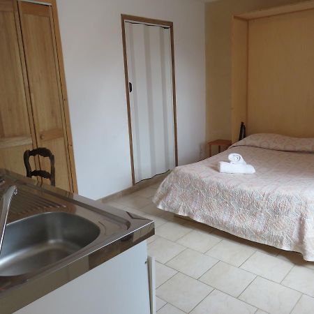 Cafe De La Place Gite & Chambres D'Hotes "Lou Pastre" Lanuejols  Bagian luar foto