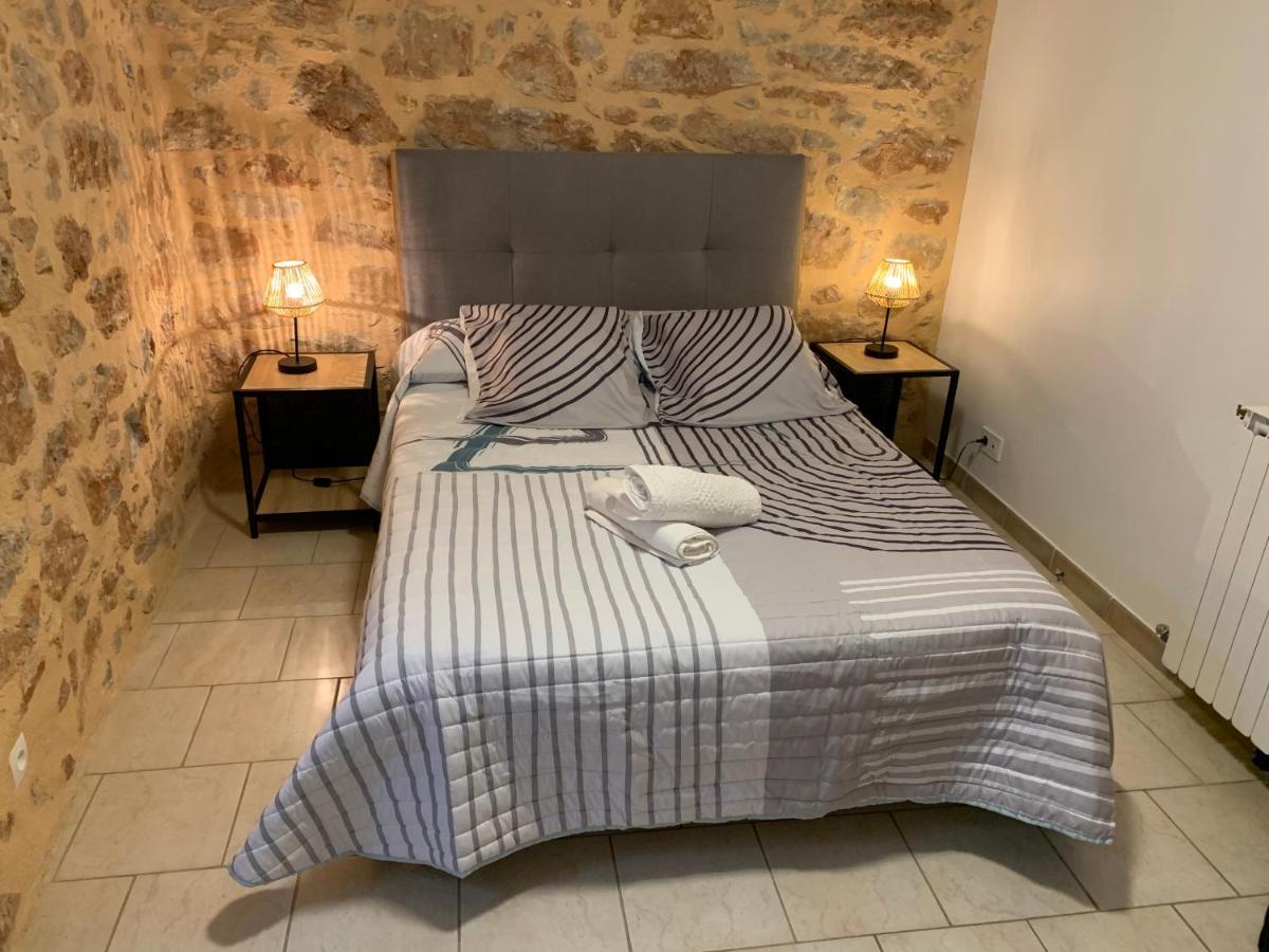 Cafe De La Place Gite & Chambres D'Hotes "Lou Pastre" Lanuejols  Bagian luar foto