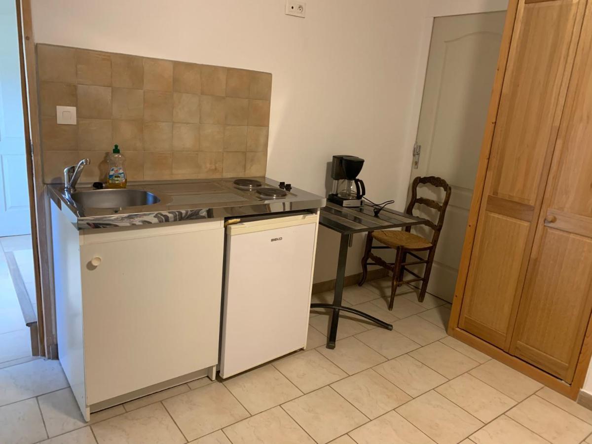 Cafe De La Place Gite & Chambres D'Hotes "Lou Pastre" Lanuejols  Bagian luar foto