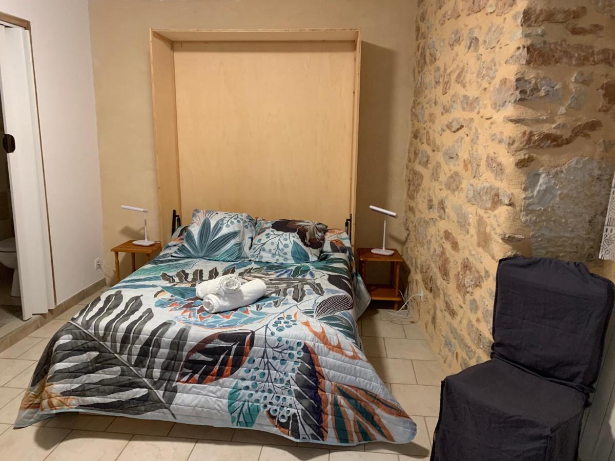 Cafe De La Place Gite & Chambres D'Hotes "Lou Pastre" Lanuejols  Bagian luar foto