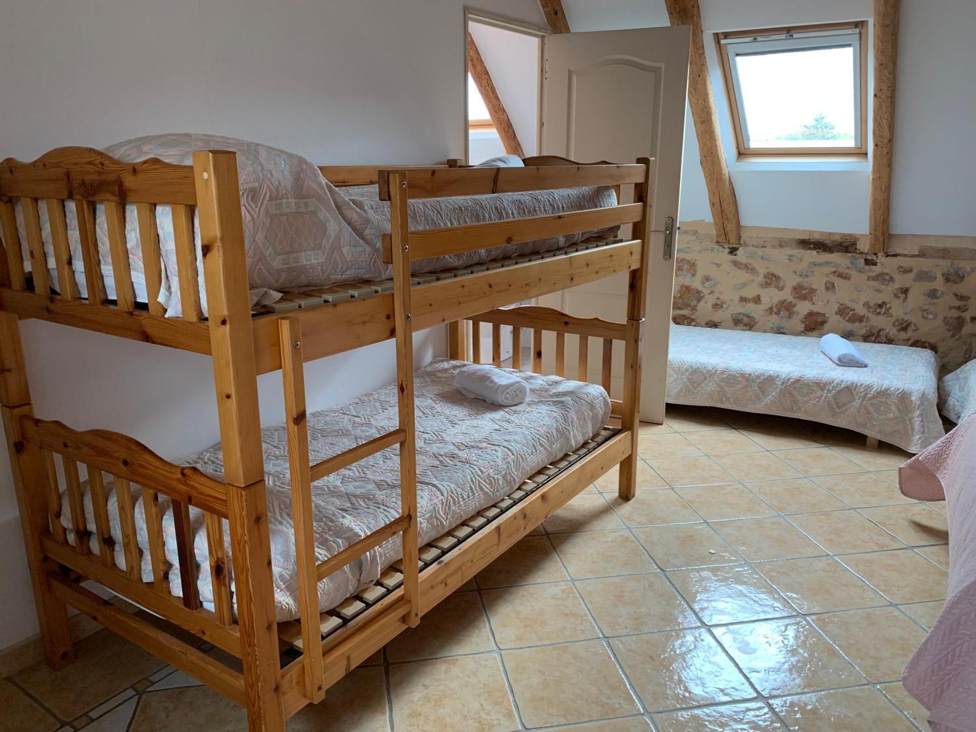 Cafe De La Place Gite & Chambres D'Hotes "Lou Pastre" Lanuejols  Bagian luar foto