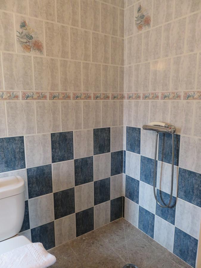Cafe De La Place Gite & Chambres D'Hotes "Lou Pastre" Lanuejols  Bagian luar foto