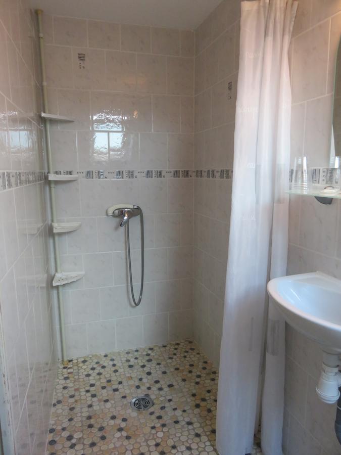 Cafe De La Place Gite & Chambres D'Hotes "Lou Pastre" Lanuejols  Bagian luar foto