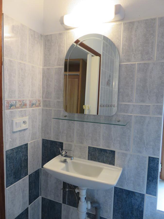 Cafe De La Place Gite & Chambres D'Hotes "Lou Pastre" Lanuejols  Bagian luar foto