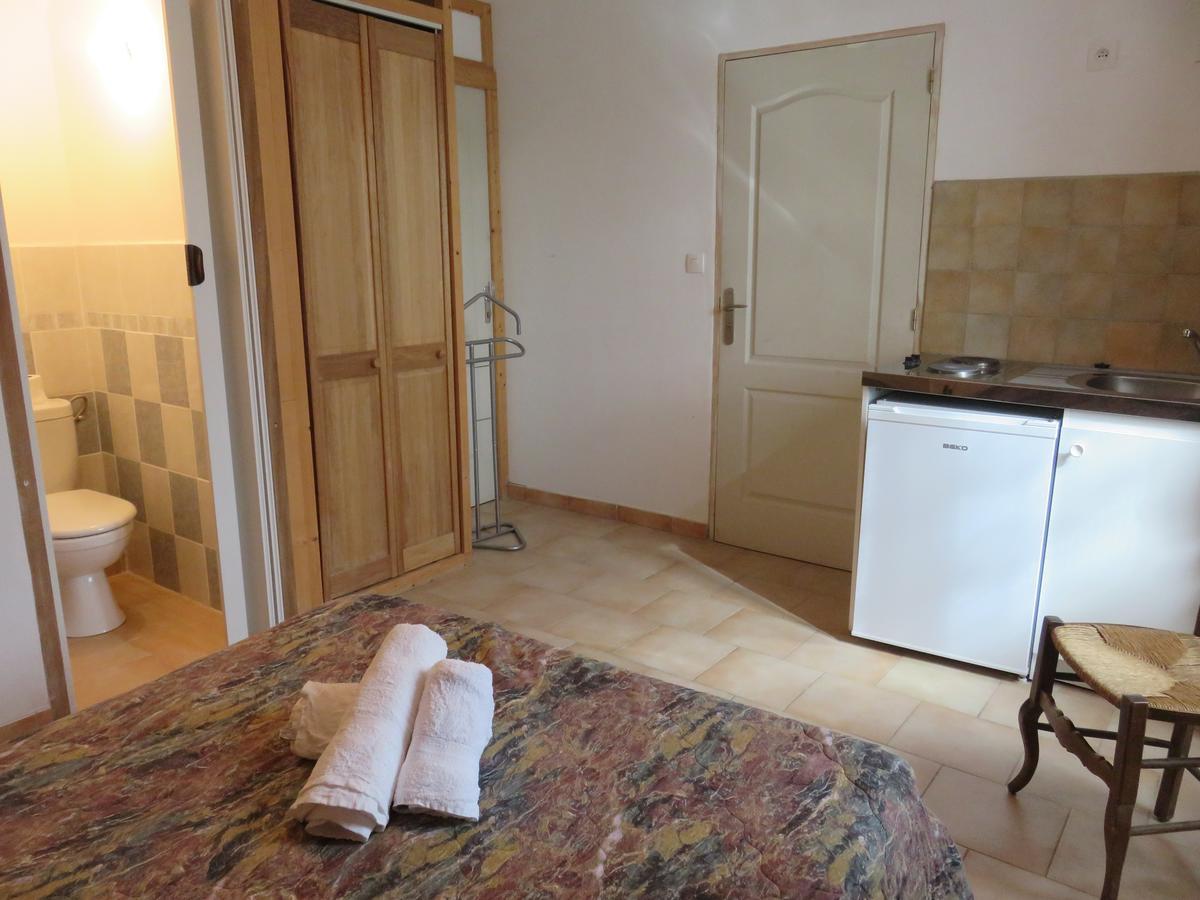 Cafe De La Place Gite & Chambres D'Hotes "Lou Pastre" Lanuejols  Bagian luar foto