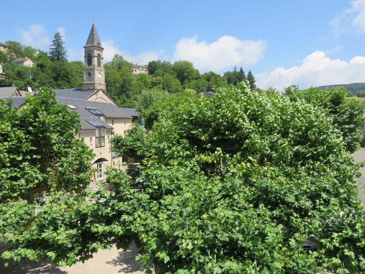 Cafe De La Place Gite & Chambres D'Hotes "Lou Pastre" Lanuejols  Bagian luar foto