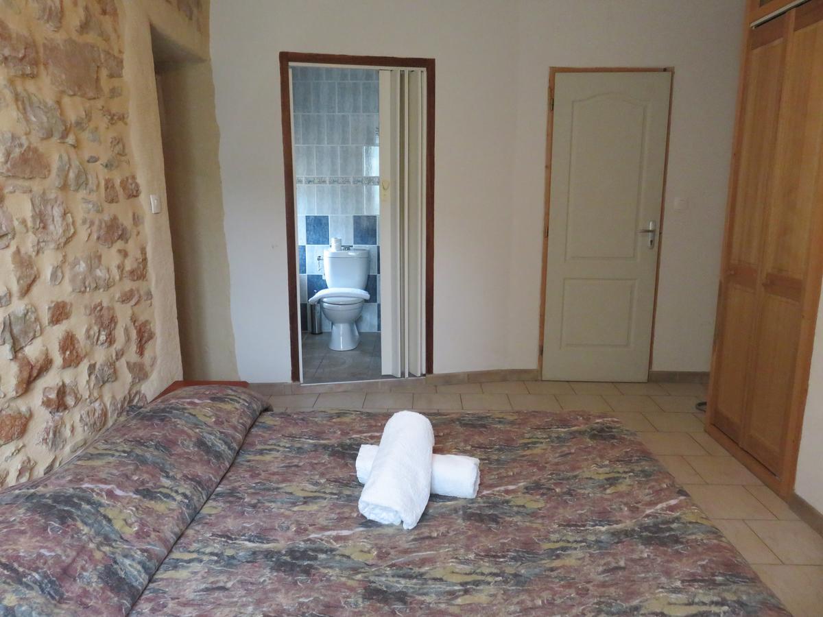Cafe De La Place Gite & Chambres D'Hotes "Lou Pastre" Lanuejols  Bagian luar foto
