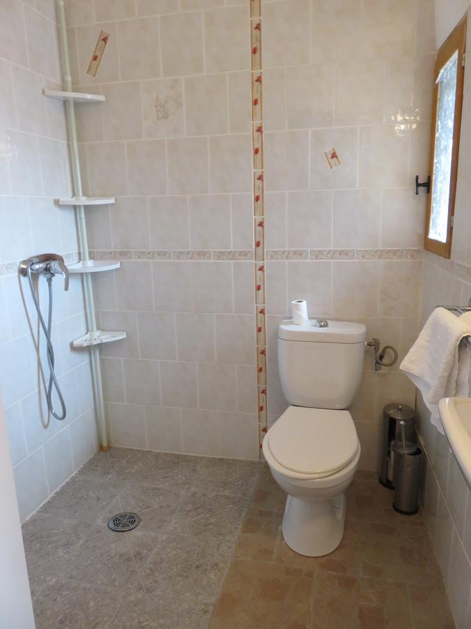 Cafe De La Place Gite & Chambres D'Hotes "Lou Pastre" Lanuejols  Bagian luar foto